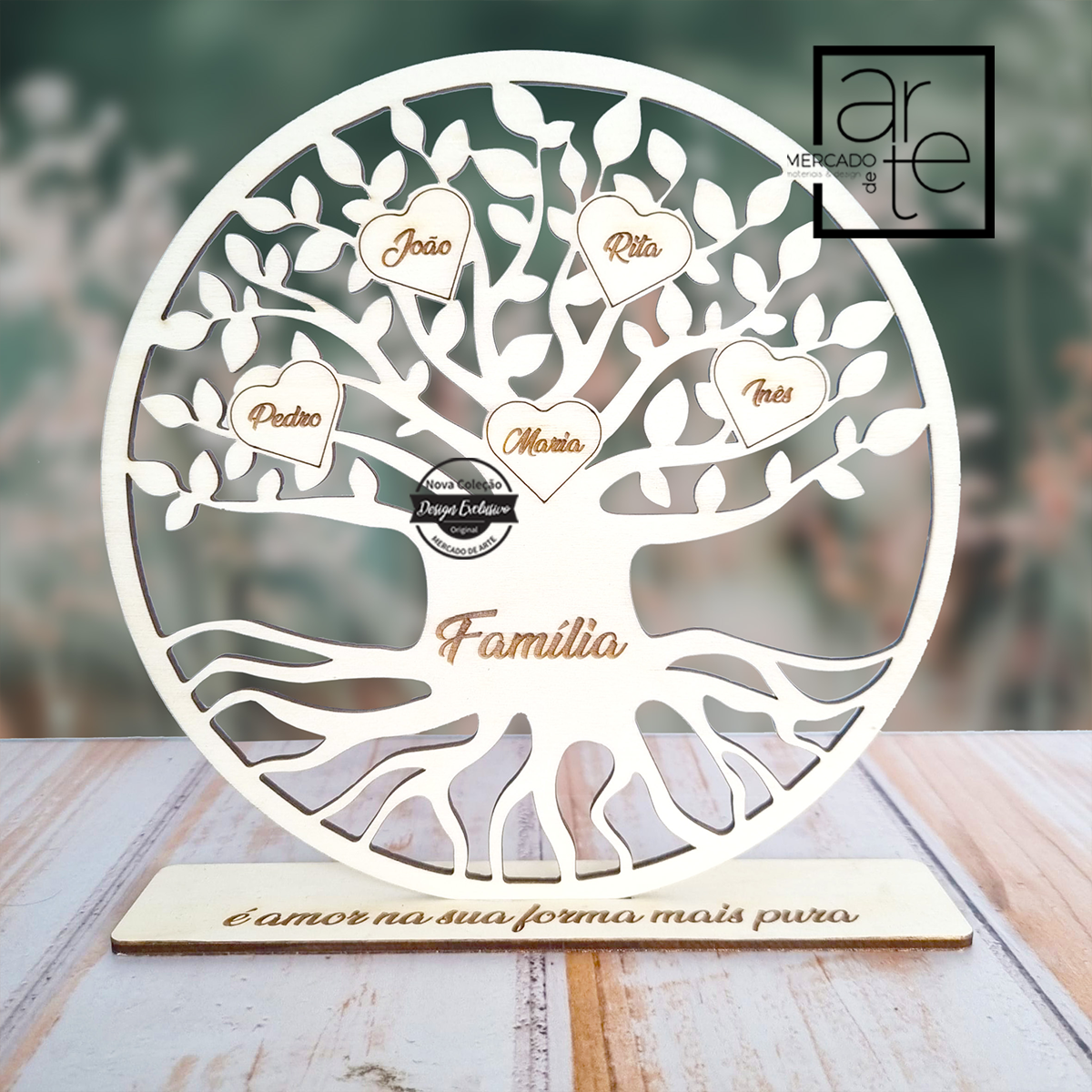 Moldura árvore da vida "Família é amor na sua forma mais pura". Uma peça que vai dar um toque especial à sua decoração, sendo esta uma peça única e cheia de significado. Pode gravar até 10 corações com nome. REF: PERS501 Madeira natural. Tamanho: 20 cm aproximadamente