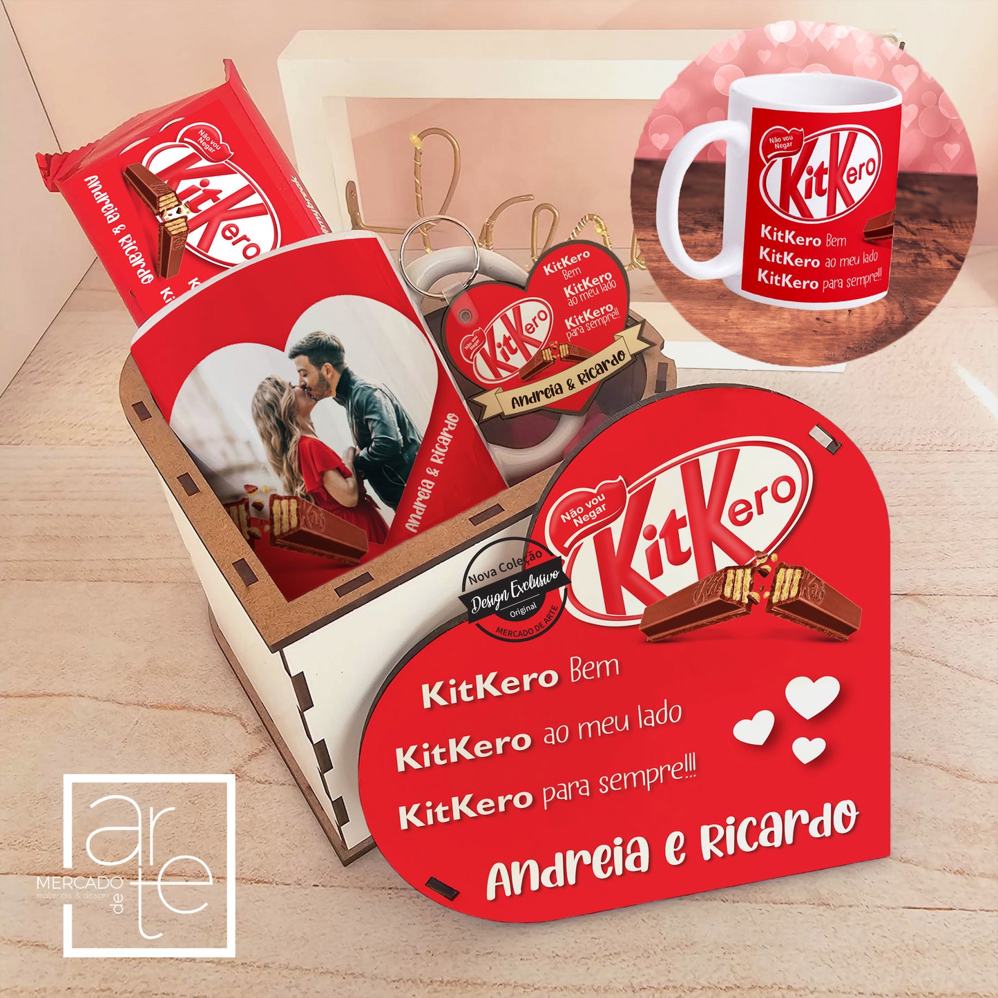 Kit " KIT KERO " um dos kits mais doces da nossa coleção! Kit composto: - Caixa de madeira em forma de coração personalizada ao seu gosto - Caneca de cerâmica 350 ml personalizada com foto e frase. -Porta chaves em forma de coração personalizável. - Chocolate Kit Kat