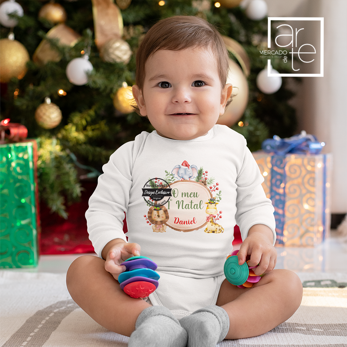 Novidade! Ninguém aguenta tanta fofura! Body "O meu primeiro Natal" . Um body super giro para o primeiro nataldo seu bebé e como recordação.Disponível nos tamanhos: 0-3 meses / 3-6 meses / 6-9 meses e 9-12 meses. REF: MA-NAT154