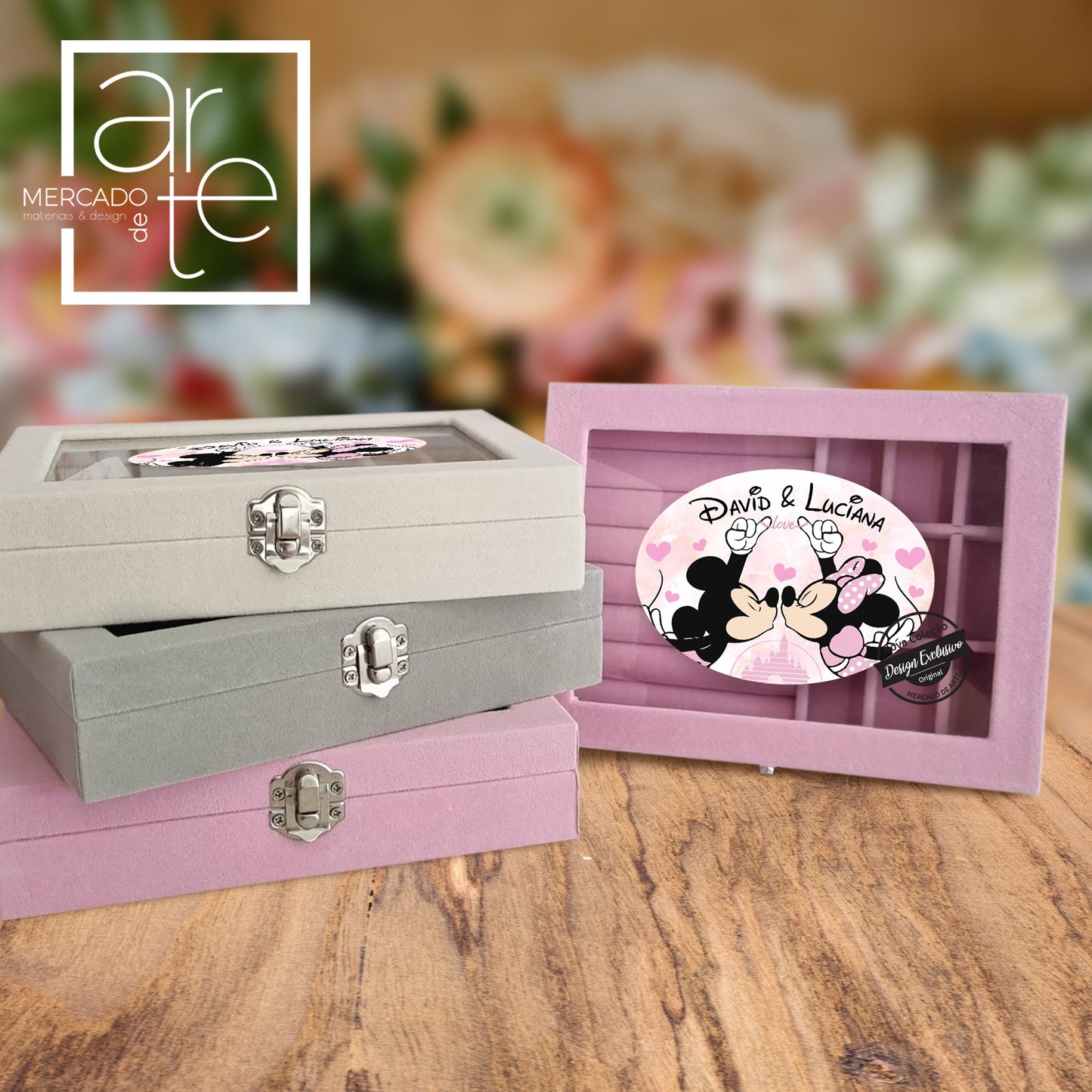 Os nossos guarda joias são sempre uma perdição! Uma sugestão para oferecer à namorada para organizar os seus complementos, com a parte cima em vidro para ver o interior em veludo.