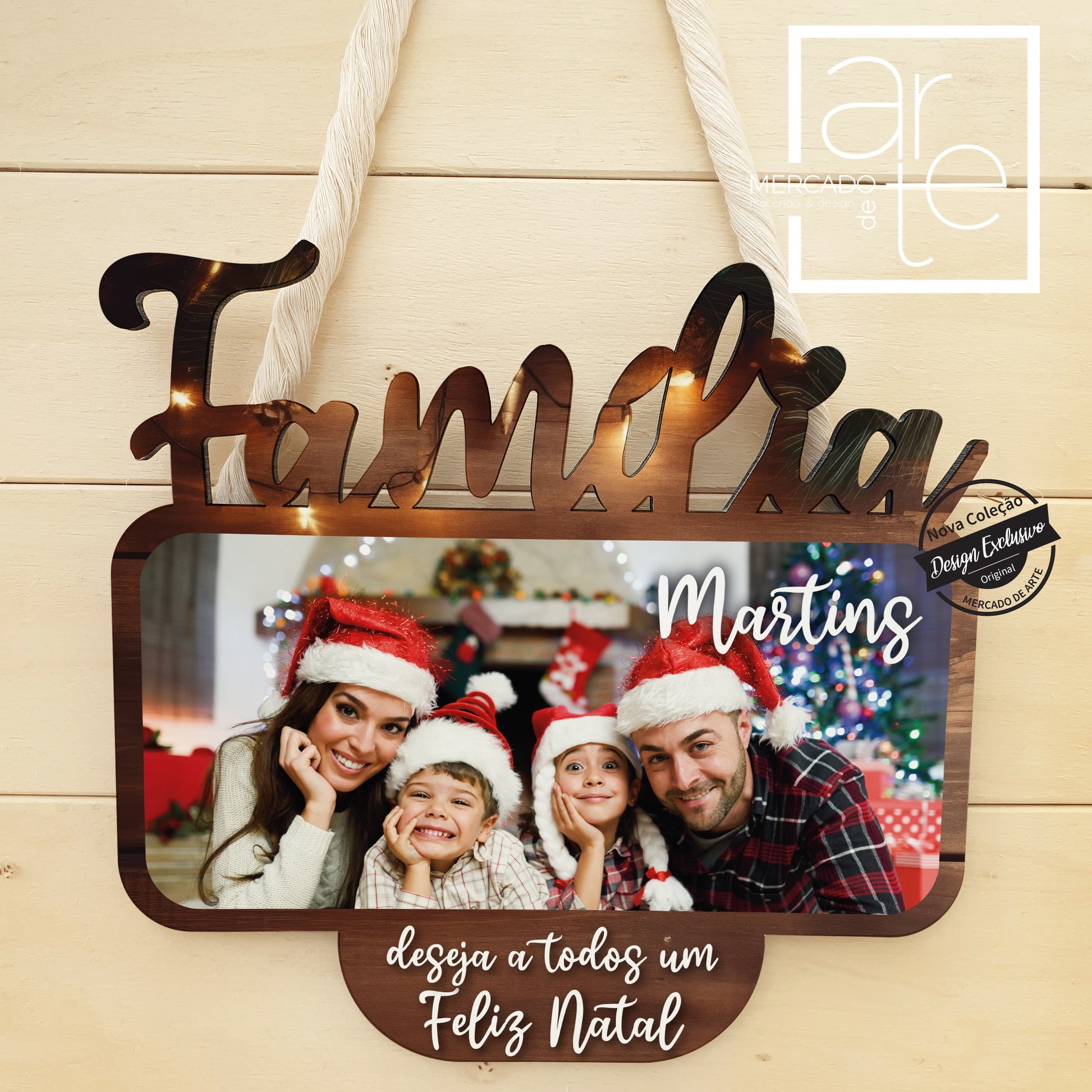 Os nossos quadros/placas recortadas são uma novidade super gira que pode personalizar com a sua fotografia preferida! Quadro " Família " em madeira com letras recortadas, foto personalizável e mensagem.