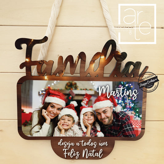 Os nossos quadros/placas recortadas são uma novidade super gira que pode personalizar com a sua fotografia preferida! Quadro " Família " em madeira com letras recortadas, foto personalizável e mensagem.