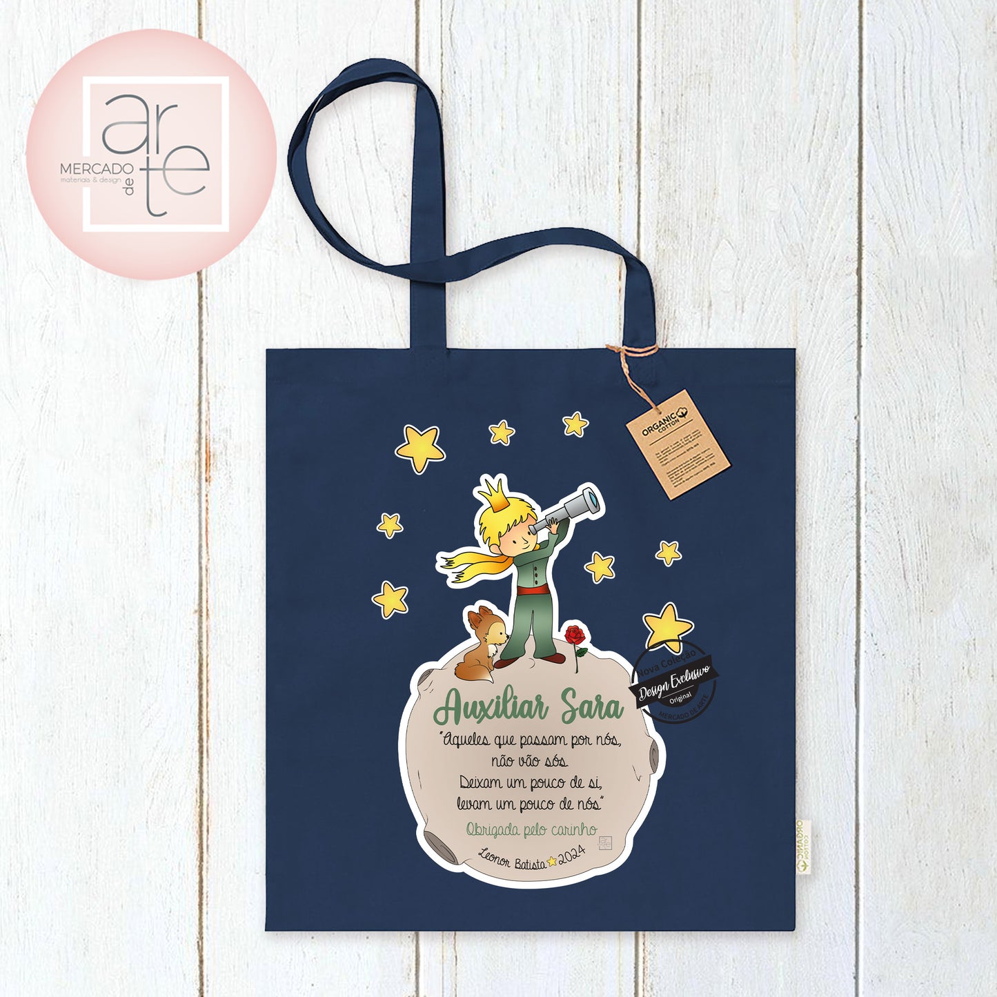 Um presente super útil, amigo do ambiente e ainda totalmente personalizado por si. Vamos fazer a diferença nos presentes do final das aulas. Saco " Principezinho", personalizável como desejar, 100% algodão com certificado GOTS ( Global Organic Textile standard) que garante que o tecido é feito com fibras 100% orgânicas. Com alças reforçadas com 40cm e resistência até 8kg. Inclui a etiqueta de cartão reciclado com indicação de algodão orgânico.