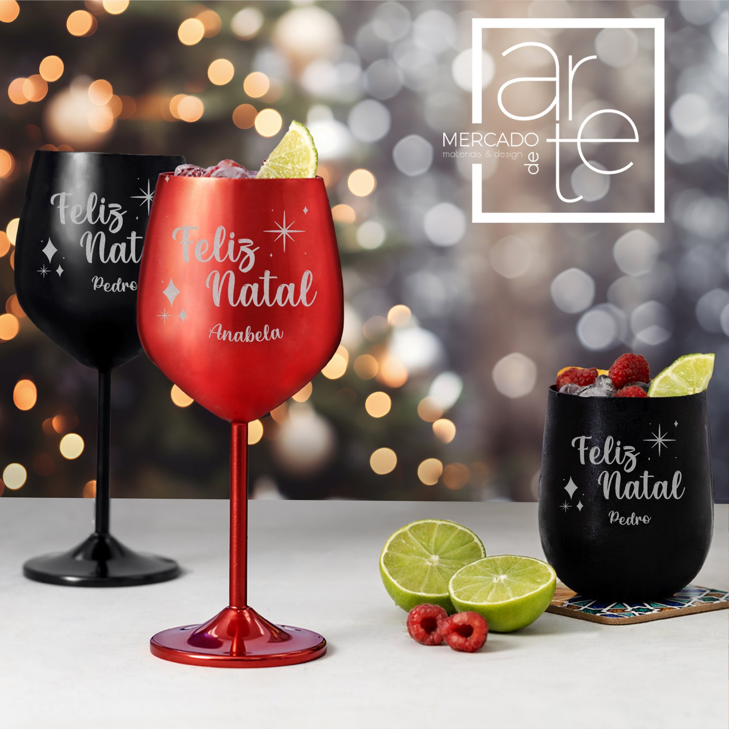 A juntar a toda a decoração de Natal temos mais uma novidade super especial para si! Decore a sua mesa de natal com os nossos copos de Natal inquebráveis. E que tal no final da noite os copos serem um presente de Natal? Vão fazer um sucesso na mesa de natal e impossível passar despercebido. Copo alto 540 ml Copo raso 480m Material: alumínio e caixa incluída Melhor ainda pode personalizar um a um! Pode usar em todos os natais pois não se parte e qualidade premium! Para quantidades o preço é especial.