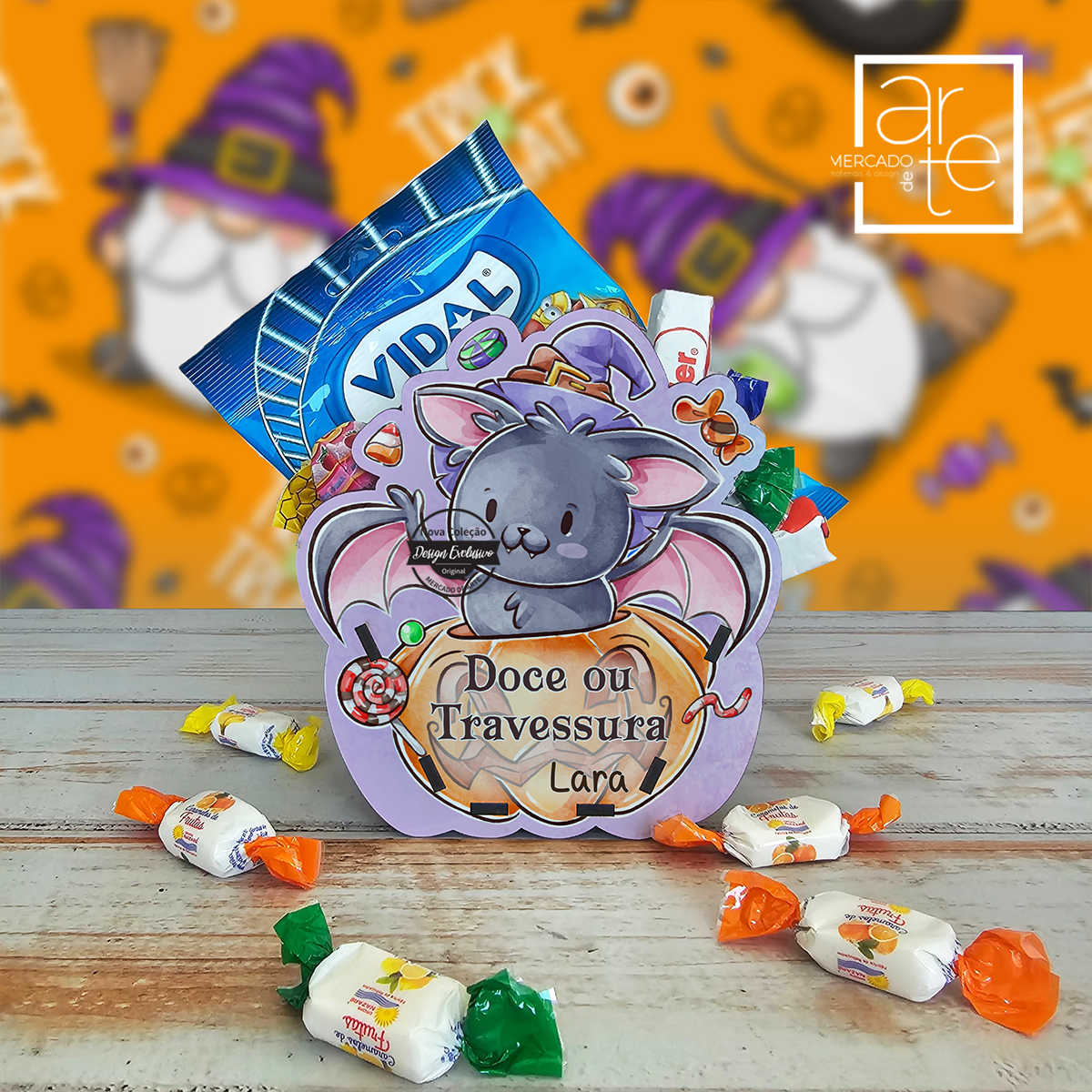 Novidades assustadoramente fofas! Prepare-se já para o Pão por deus dos mais pequeninos e encomende os seus doces com uma caixinha super fofinha e personalizada! Torne este dia ainda mais divertido e especial. Caixinha inclui: 1 saco de gomas 2 barritas kinder 1 chupa 4 rebuçados de mel 4 rebuçados de fruta. REF:MSPD006 Material Caixinha de madeira. Medida 13x14.5 aprox.