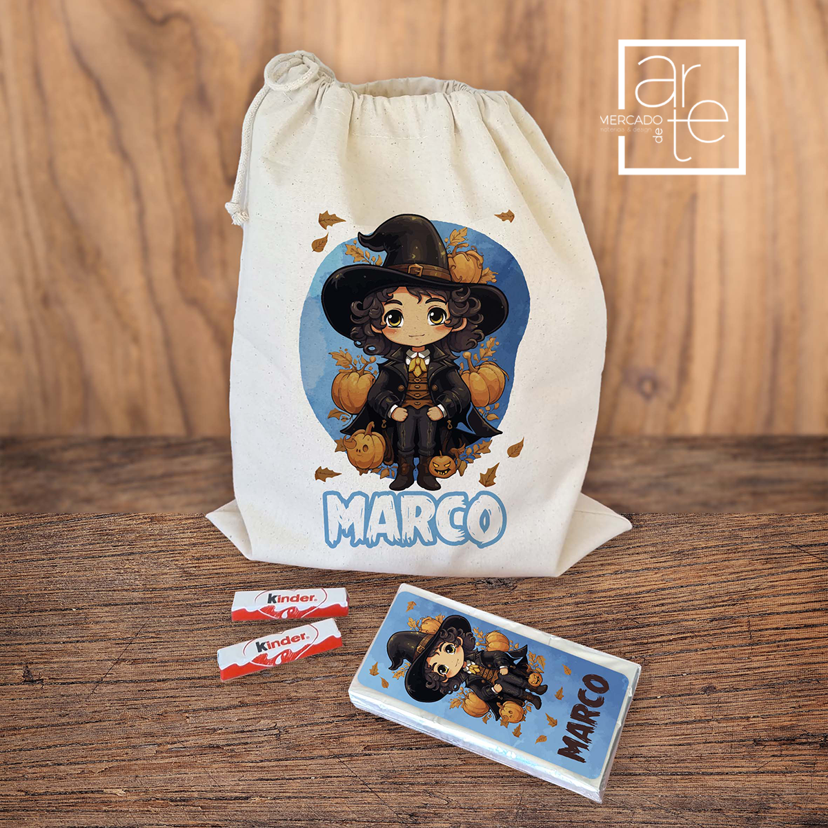 Novidade! Preparados/as para o dia mais assustador do ano? Por aqui já nos estamos a preparar para o doce ou travessura ou pão por Deus, dos mais pequeninos! Uma coleção assustadoramente fofa! Saco de pão por Deus personalizado com o nome que desejar. Conjunto inclui saco, duas barrinhas de kinder e uma tablete de chocolate personalizada. REF:MSPD003 Material Saco de tecido com medida 32x40cm. Tablete de chocolate de 100g