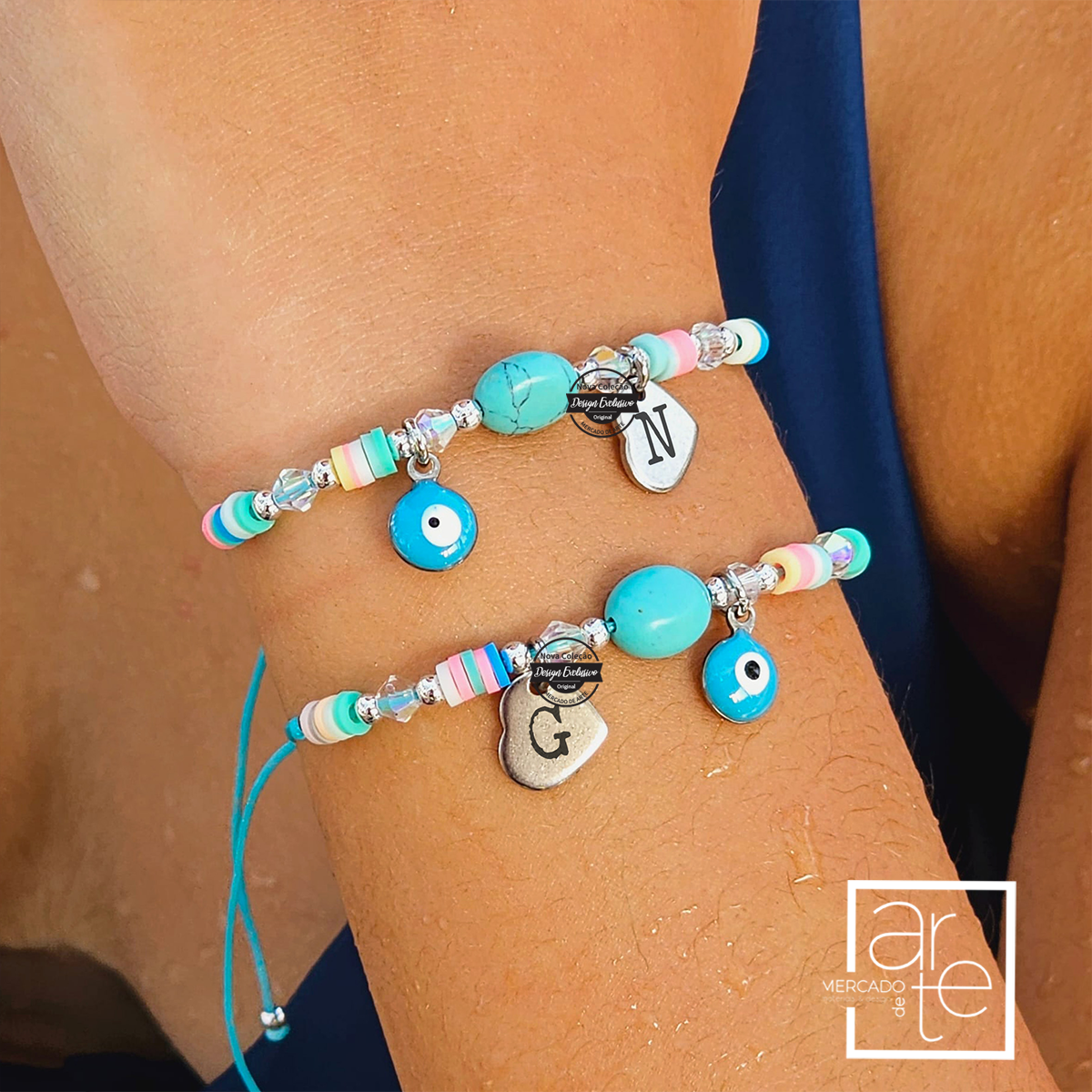 Novidade! Pulseira ajustável com pedra turquesa, missangas coloridas e olho turco para proteção. Super gira em separada ou para juntar com outras pulseiras. Personalize com a inicial que desejar. REF: VER111