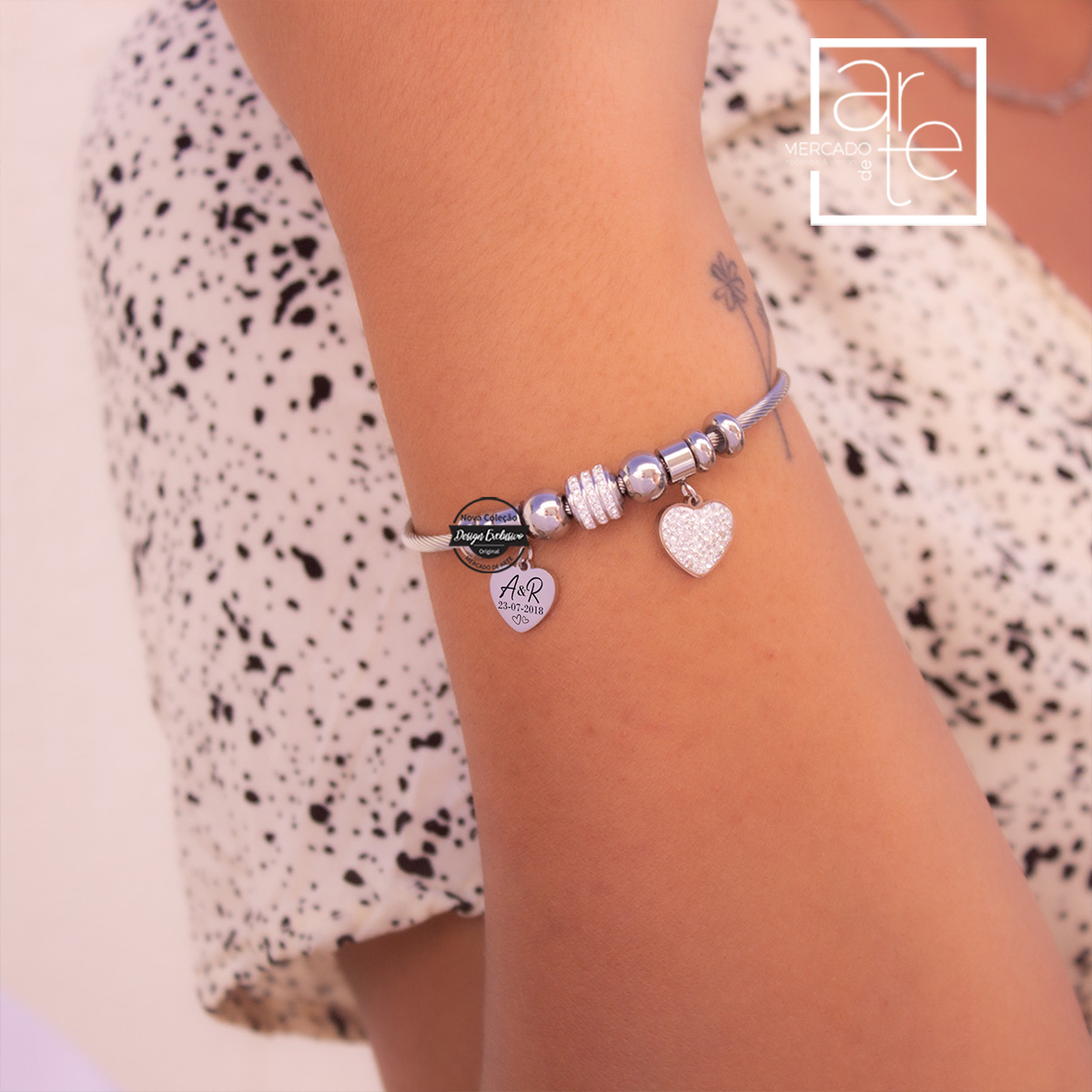 Novidade! Ofereça presentes especiais para o dia a dia cheios de significado! Pulseira super elegante com malha snake com coração gravado e coração com zircónias . Personalize com iniciais e data que desejar. REF:MA-PERS305 Material Aço inóx.
