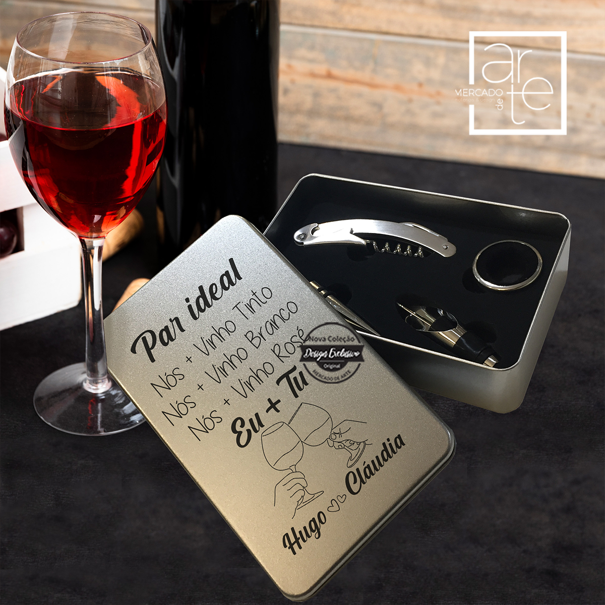 Novidade! Um brinde ao amor e a quem o/a acompanha todos os dias seja qual for o vinho! Conjunto de acessórios de vinho em caixa metálica personalizada com a frase que desejar. REF: MA-NAM431 Material Caixa metálica 18x11x4cm. Inclui saca-rolhas, decantador, salva gotas e rolha.