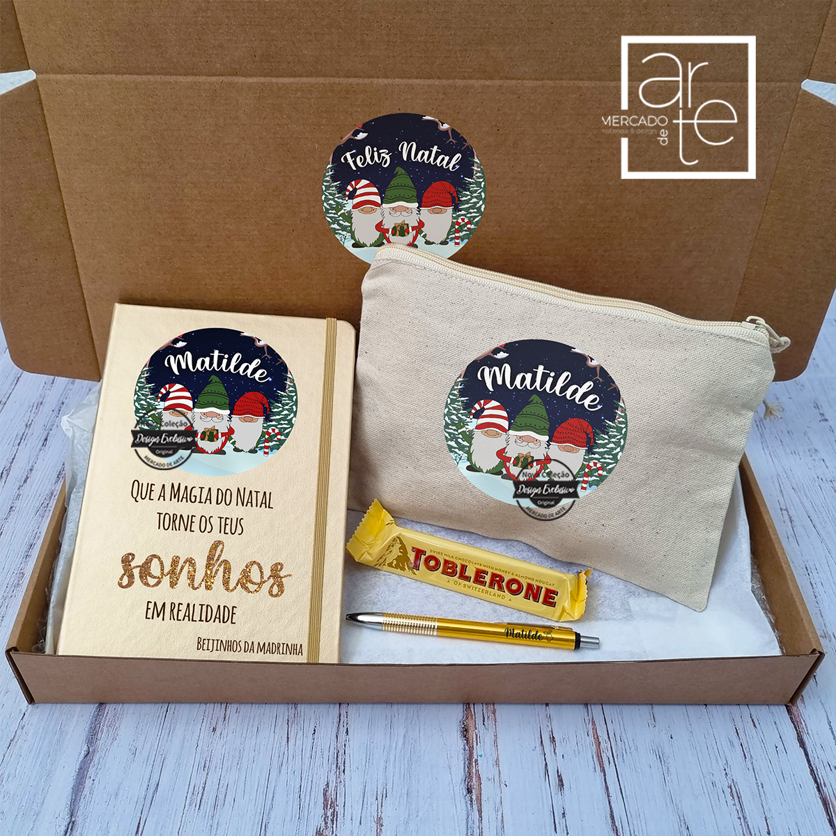 Kit da nova coleção Gnomos, super giro para presente de Natal! Conjunto composto por: Bloco A5 com folhas lisas metalizado, bolsa em tecido tipo linho, caneta metalizada e chocolate toblerone. Inclui caixa especial para oferta do conjunto. Autocolante da caixa não personalizável. Pode personalizar com o texto que desejar e para a pessoa que desejar. Surpreenda com um presente personalizado por si! REF: MA-NAT117