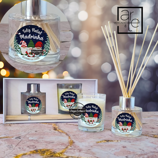 Novidade! Conjunto mikado Gnomos "Feliz Natal"" personalizável com texto a seu gosto. Personalize para mãe, tia. madrinha. amiga, etc.   REF:MA-NAT125   O nosso kit Inclui: Mikado aromático com aroma jasmim em frasco de vidro de 50 ml com 10 varetas de vime e tampa em alumínio. Vela aromática com aroma baunilha em frasco de vidro. Caixa incluída