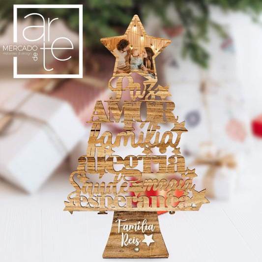 Novidade de Natal! Decore o seu Natal com mais significado! Árvore de Natal em madeira recortada com as palavras paz, amor, família, alegria, saúde, magia e esperança. Um presente único personalizado por si, marque o momento e surpreenda aguem especial. Pode personalizar com fotografia e na base da árvore com pequena frase. *frases recortadas não personalizáveis.