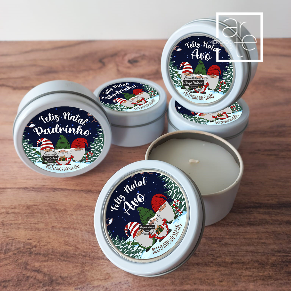 Novidade! Vela perfumada de natal gnomos super amorosos e natalícios para as suas lembranças de Natal. Um presente super cheiroso e económico. Personalize na tampa com a frase que desejar. REF:MA-NAT122 Material Vela com embalagem em metal, tampa em vidro com personalização. Dimensão: 6x3cm.