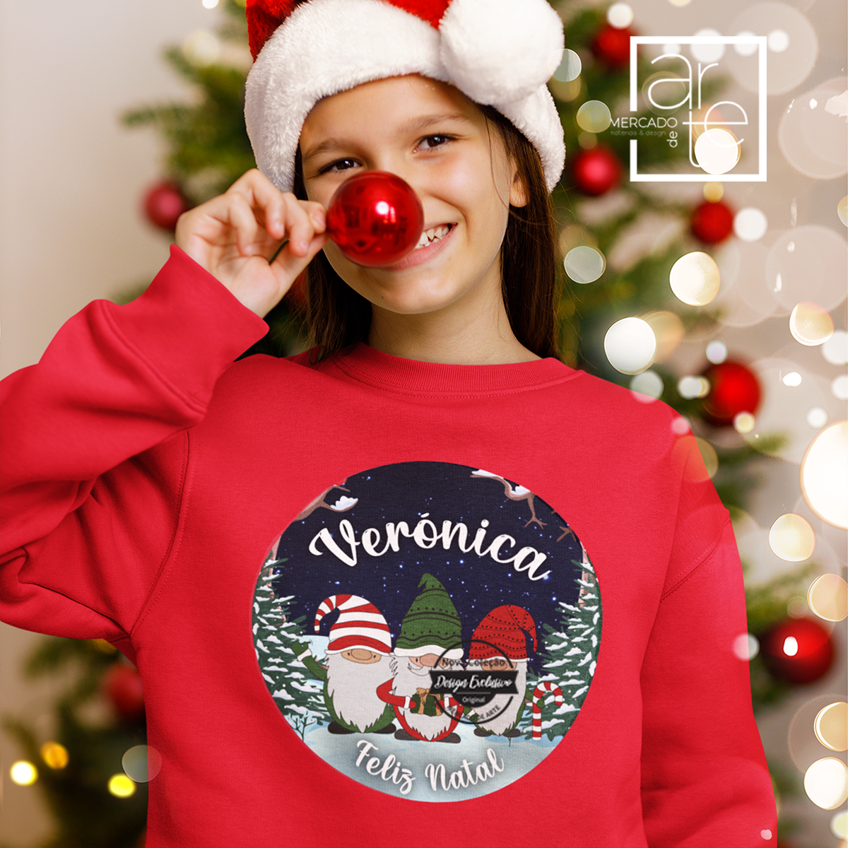 Sweat de Natal da nossa coleção de gnomos super natalícios, e agora disponível também em vermelho! Personalize com nome e pequena frase que desejar. Composição: 80 % algodão e 20 % poliéster , cardadas com 280gr. Vários desenhos disponíveis. Tamanhos disponíveis criança: 3-4 anos /5-6 anos/ 7-8 anos/ 9-11 anos/ 12-14 anos REF:MA-NAT124