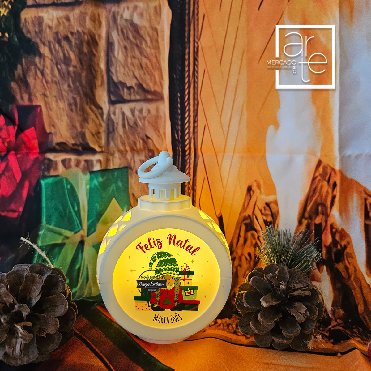 Novidade super natalícia! Crie um ambiente especial este natal com a nossa lanterna de Natal da coleção super fofinha de Gnomos natalícios. Lanterna LED com caixa e pilhas incluídas. Tamanho 13x8cm aprox. Personalize com pequena frase e nome que desejar. REF: MA-NAT150