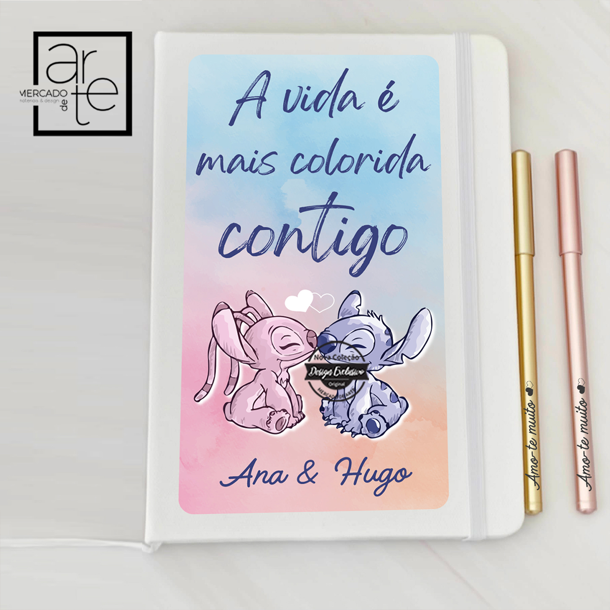 Novidade! Bloco A5 Angel e stitch "A vida é mais colorida contigo. Disponível com caneta rosa gold ou dourada. Personalize com a frase que desejar. REF: MA-NAM432 Material Bloco A5 capa rígida. 80 folhas lisas.