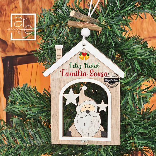 Faça a decoração de Natal com os pendentes mais mimosos de sempre, personalizados por si! Personalize com pequena frase e nomes que desejar e faça a sua decoração de Natal de uma forma super especial. Disponível no modelo de renas ou Pai Natal.   REF: MA-NAT151  Material  Madeira.