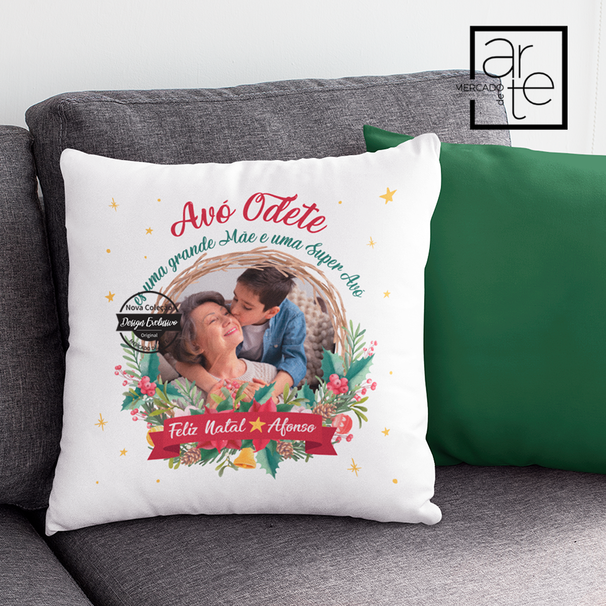 Novidade de Natal! Almofada com forra de algodão personalizada por si. Uma forma original de desejar as boas festas aos seus entes queridos com frase e fotografia ou outra imagem personalizada à sua escolha. Enchimento incluído. REF:MA-NAT142 Material Algodão. Medida 40x40cm.