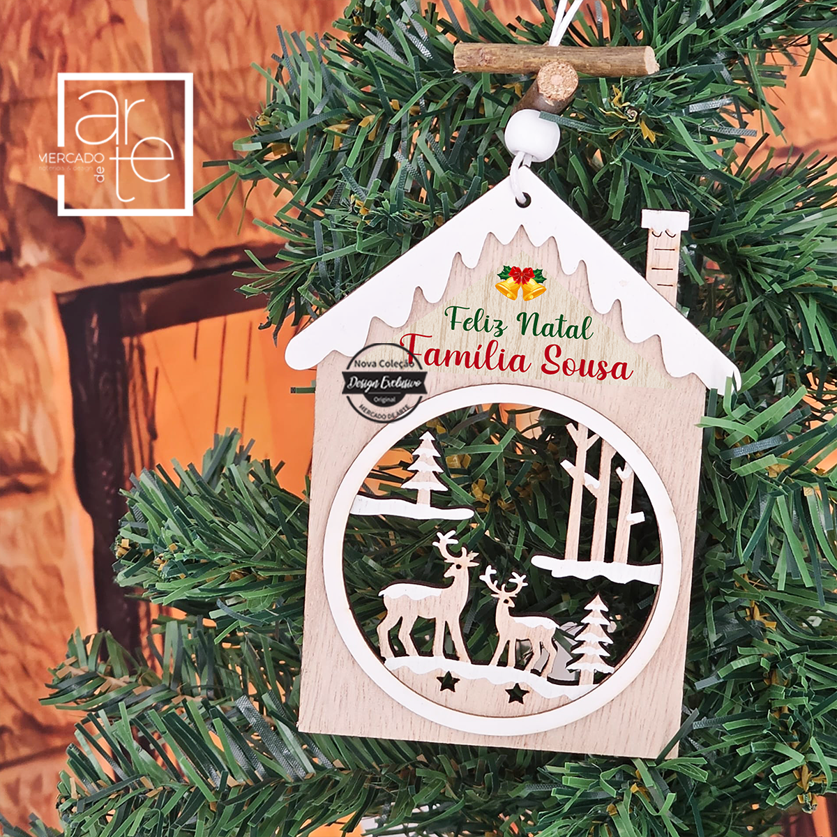 Faça a decoração de Natal com os pendentes mais mimosos de sempre, personalizados por si! Personalize com pequena frase e nomes que desejar e faça a sua decoração de Natal de uma forma super especial. Disponível no modelo de renas ou Pai Natal. REF: MA-NAT151 Material Madeira.