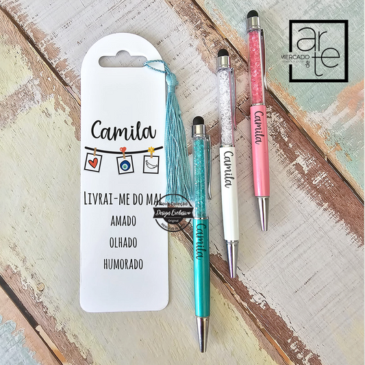 Novidade!  Um presente super giro e económico marcador de livros "Livrai-me do mal..." Flexível e resistente personalizado com frase que desejar. Pode fazer conjunto com caneta da sua cor preferida. Vendido em conjunto ou separadamente.  Pode personalizar com a frase que desejar ou aproveitando a nossa sugestão colando no campo de texto : igual à imagem + nomes a gravar.  REF: MA-AMI084