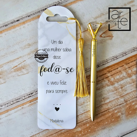 Novidade!  Um presente super giro e económico marcador de livros "Mulher sábia..." Flexível e resistente personalizado com frase que desejar. Pode fazer conjunto com caneta diamante. Vendido em conjunto ou separadamente.  Pode personalizar com a frase que desejar ou aproveitando a nossa sugestão colando no campo de texto : igual à imagem + nomes a gravar.  REF: MA-AMI086