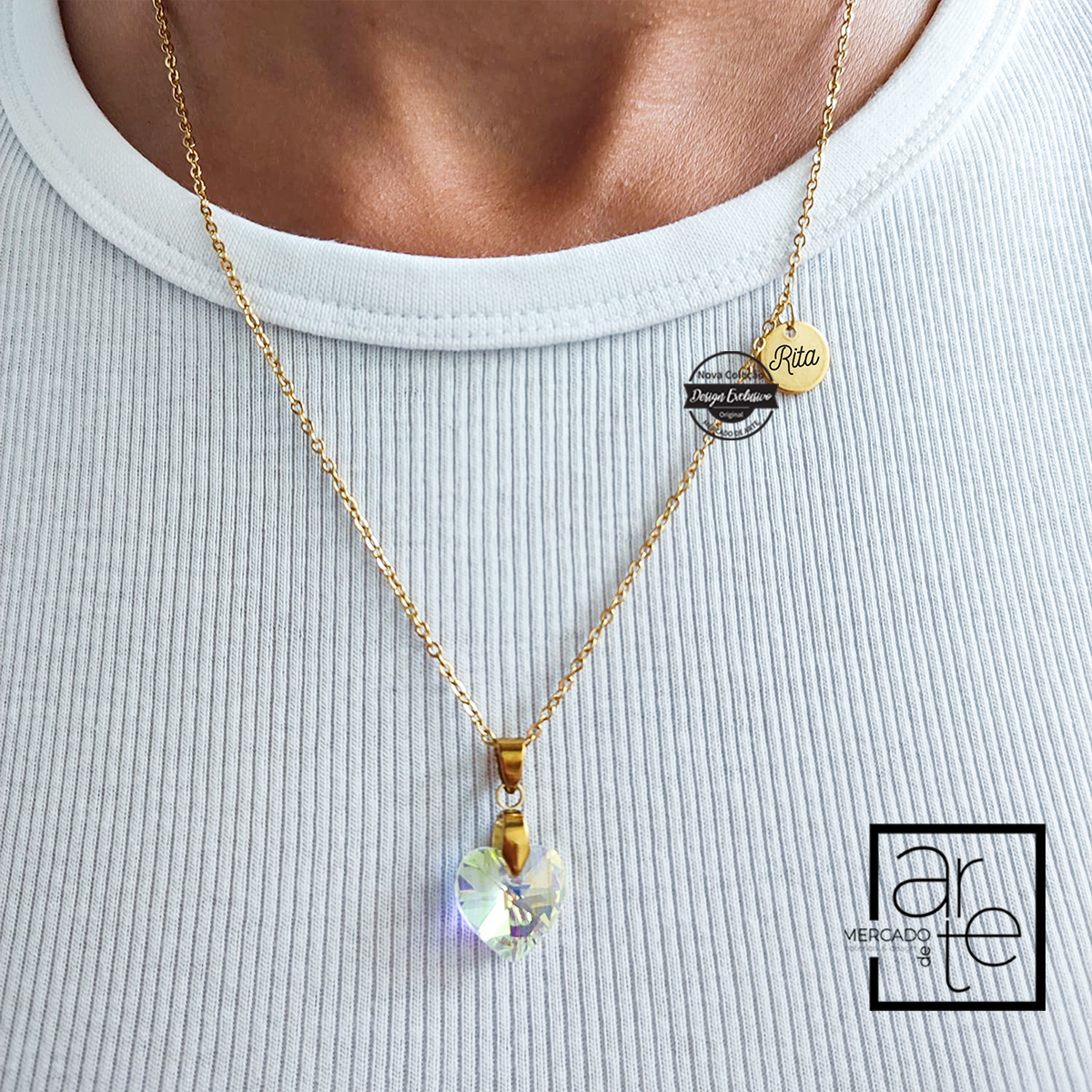 Novidade! Complete o seu look com uma peça cheia de brilho e significado. Fio em aço inóx com coração brilhante e pequena medalha com nome. Personalize com nome, data ou simbolos que desejar. REF: MA-PERS300 Material Aço inóx.