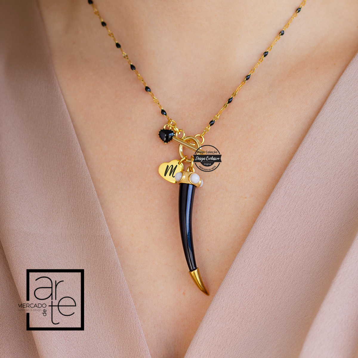 https://mercadodearte.pt/products/fio-corno-inicialNovidade! Sabia que o pendente de corno um dos símbolos mais populares para cortar a inveja, atrair dinheiro e prosperidade? Adoramos quão bem combina com o nosso fio de aço inóx com bolinhas. Personalize a medalhinha com a inicial que desejar. REF: MA-PERS294