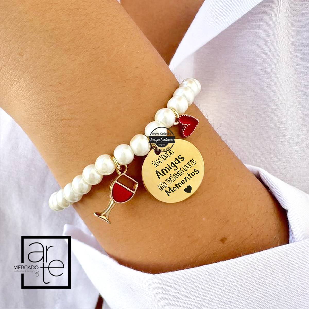 Novidade! Pulseira de pérolas "Amigas loucas..." com medalha em aço inóx personalizável com a frase que desejar. REF: MA-AMI091 Material Pulseira de elástico com pérolas sintéticas.