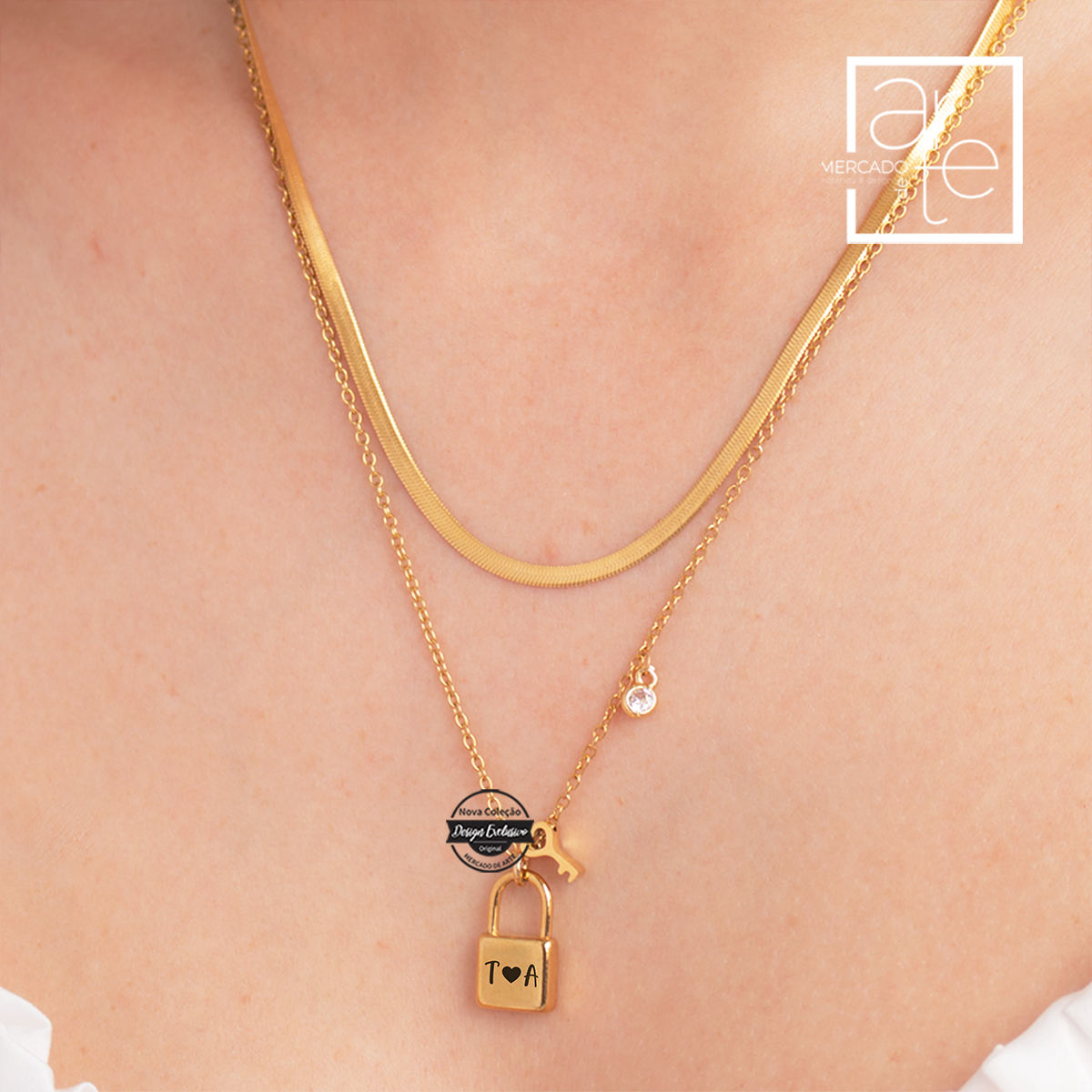 Adoramos! Fio duplo super trendy com fio snake e fio de corrente com pendente de chave e aço inóx. Personalize com a sua inicial e com a inicial de quem tem a "chave do seu coração". REF:MA-NAM429 Material Aço inóx.