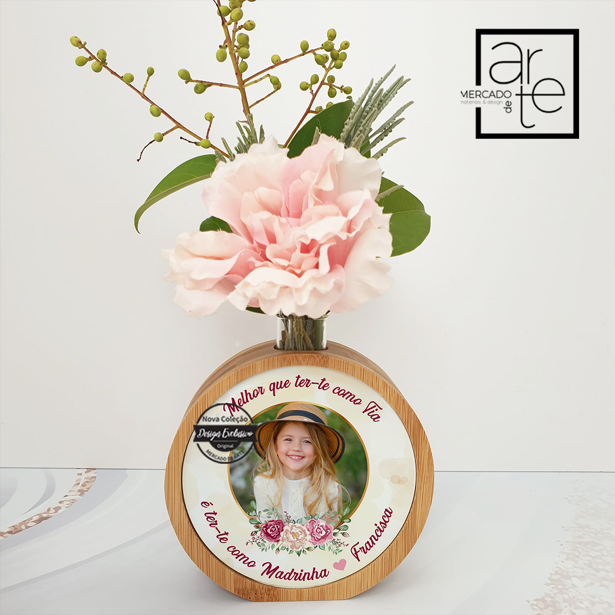 Novidade! Moldura jarra de madeira "Melhor que ter-te como tia, é ter-te como madrinha". Jarra super amorosa com fotografia e frase personalizada por si. Surpreenda alguém especial com o presente ideal. Personalize como desejar ou aproveite a nossa sugestão colocando no campo de texto a gravar : igual à imagem + nomes a alterar. REF:MT036 Material Madeira. Tamanho 13cmx12cm.