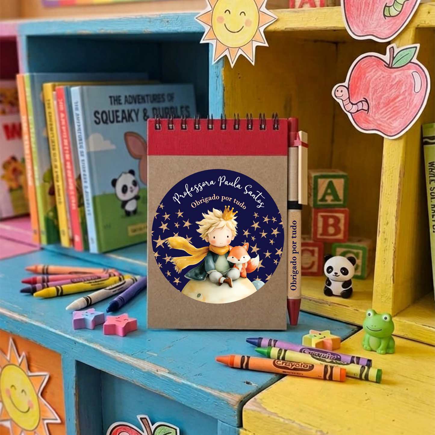 Notepads
O presente perfeito para agradecer a quem deixa uma marca no coração dos nossos pequenos! Inspirados na magia do Principezinho, estes blocos de notas são totalmente personalizáveis com o nome da professora, educadora ou auxiliar.
Design Único: Ilustrações encantadoras com a rosa e a raposa.
Kit Completo: Inclui bloco de notas com capa em cartão kraft e uma caneta a condizer com a mensagem "Obrigado por tudo".
Personalizável: Adapta o nome e o cargo para um miminho verdadeiramente especial.