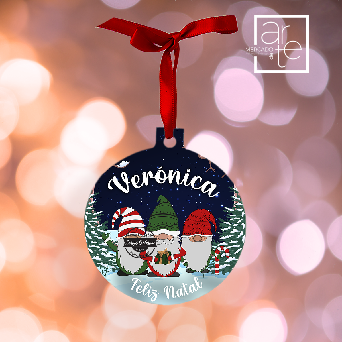 Novidade! Pendente de Natal em madeira da nossa coleção dos Gnomos. Personalize com nome e pequena mensagem que desejar. REF:MA-NAT120 Material Madeira. Tamanho 80mm.