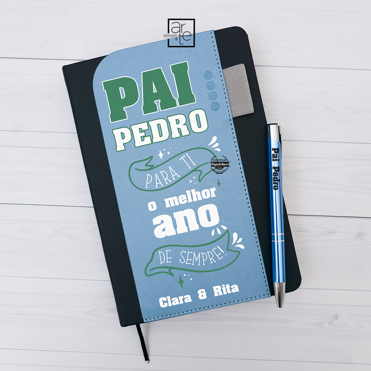 Agenda diária 2026 com caneta "Pai...melhor ano"