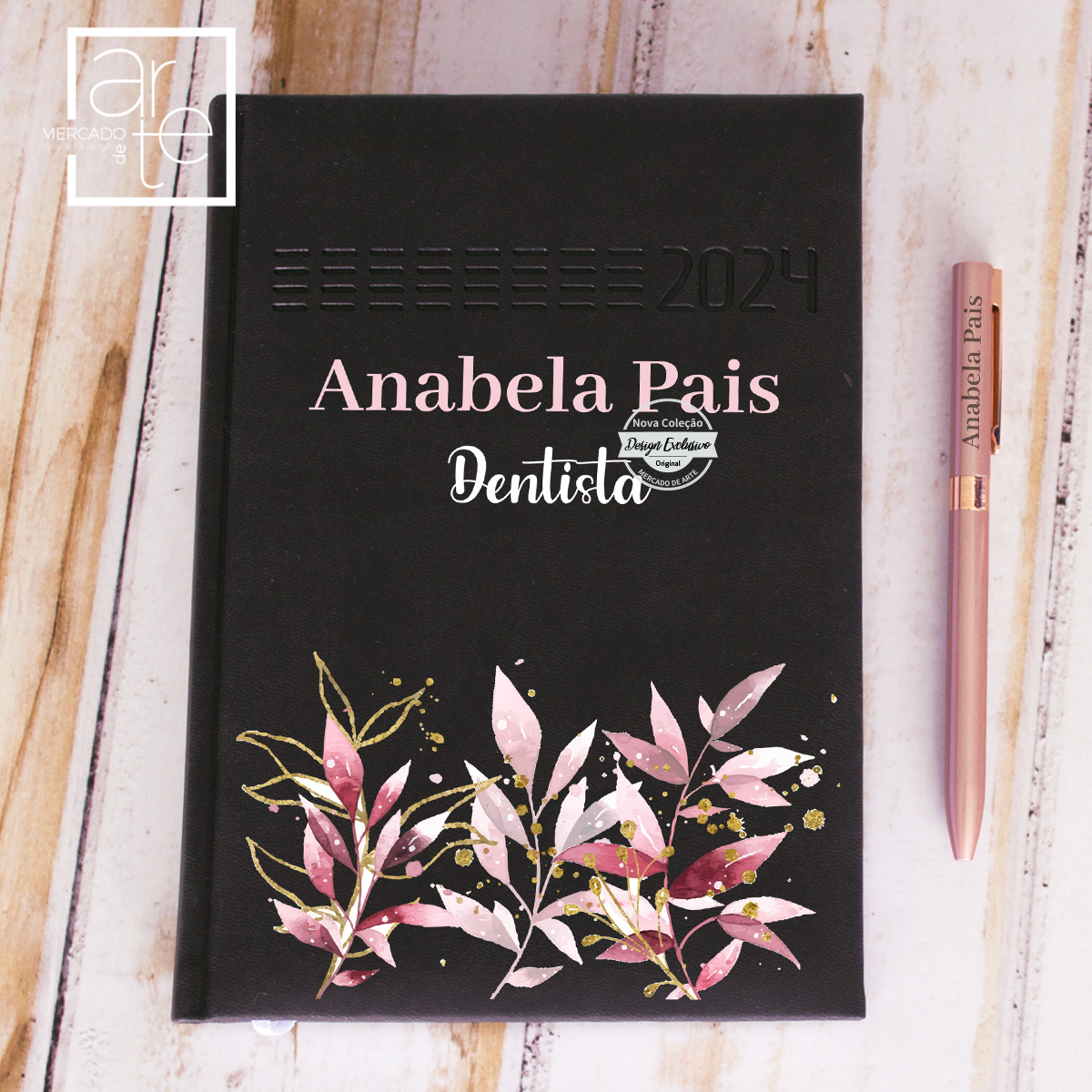 Novidade agendas! Este modelo já um dos nossos preferidos um modelo simples e elegante para qualquer profissão! Para si ou para oferecer com certeza será o modelo ideal. Disponível com ou sem caneta metalizada rosa gold. Personalize com nome, profissão ou frase que desejar. REF: MEG091 Material Agenda semanal A5+. Capa em papel PVC e fitilho prateado. Papel marfim de 80gr. Idioma português e espanhol. Inclui espaço de preenchimento de dados pessoais, calendário 2024, mapa, etc.