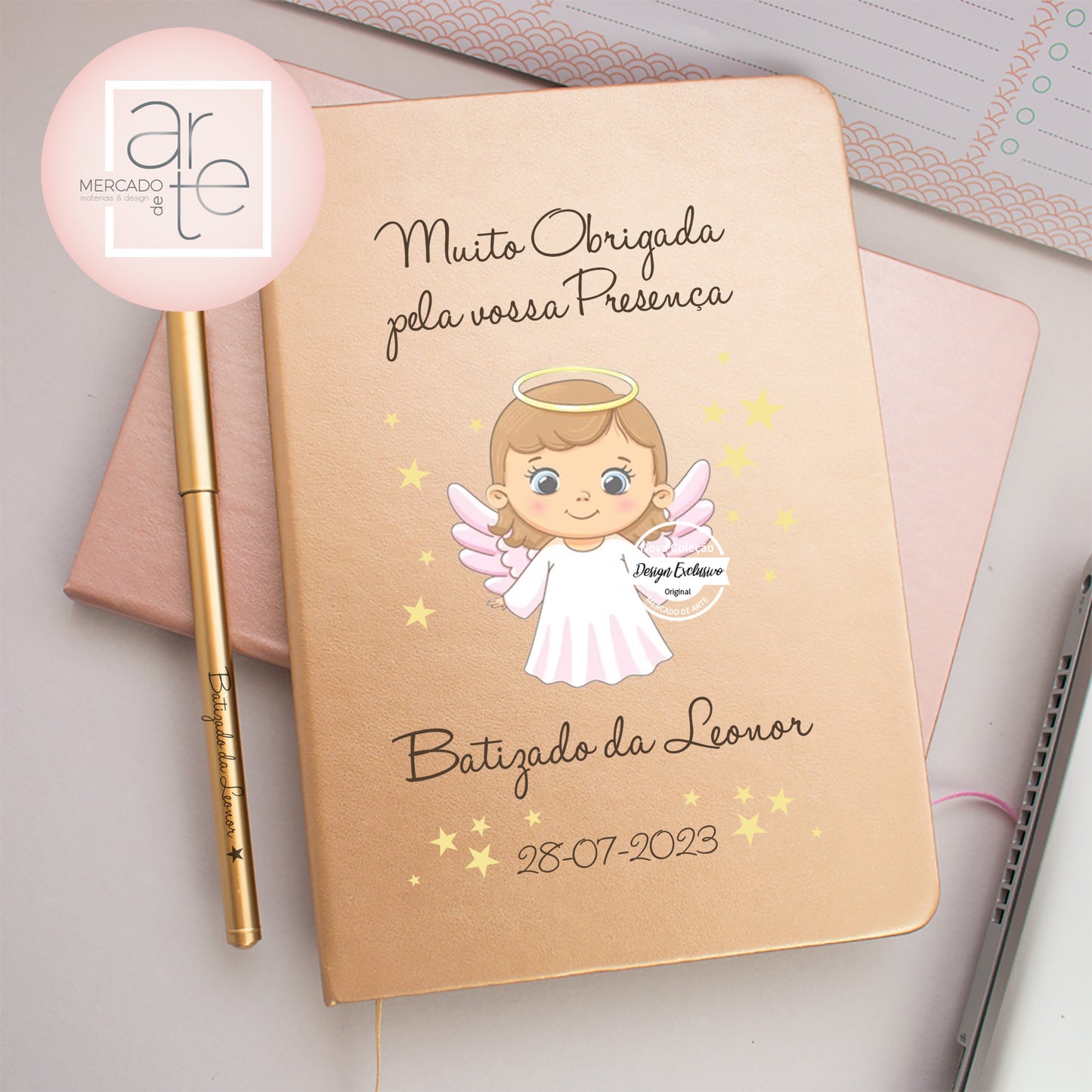 Um evento tão especial deve ser marcado, com as dedicatórias mais fofas para mais tarde recordar! Bloco de notas " Batizado da Leonor" em dourado, folhas lisas, tamanho A5 capa rija e elástico. Ilustração do anjinho em rosa para a menina e azul para o menino.