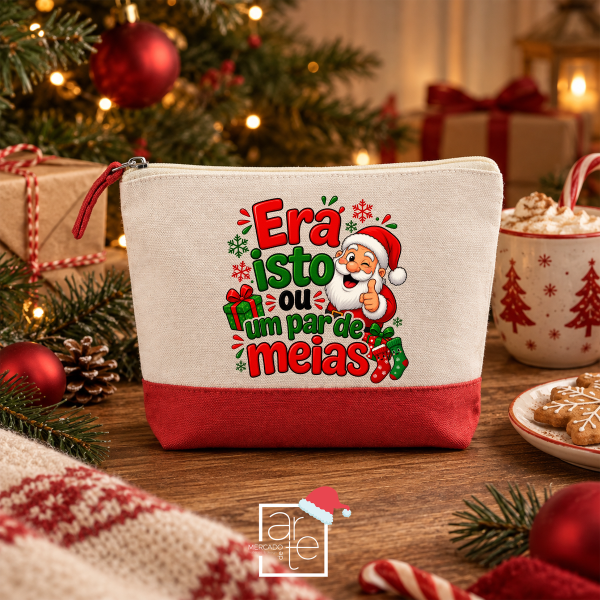 Este Natal, oferece sorrisos, boa disposição e uma boa dose de humor! 🎁
Bolsa Pai Natal "Era isto ou um par de meias", é perfeito para quem adora prendas originais, divertidas e cheias de espírito natalício.
Ideal para surpreender amigos, família ou aquele amigo secreto que merece algo diferente, porque, convenhamos, há prendas que aquecem o coração… e outras que dão vontade de rir! 😂
Porque neste Natal, entre tantas surpresas… era isto ou um par de meias! 🎄