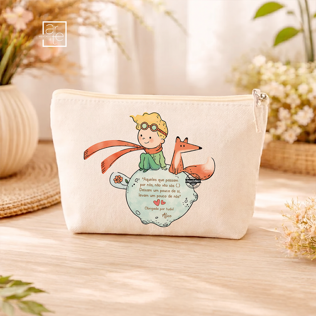✨ Torna cada momento ainda mais especial com os nossos artigos personalizados inspirados no universo mágico do Principezinho.
Bolsa principezinho "Aqueles que passam por nós, não vão sós. Deixam um pouco de si, levam um pouco de nós" uma lembrança única, criada com carinho e personalizada nomes e/ou frase que desejar.
Porque, tal como o Principezinho nos ensinou, "o essencial é invisível aos olhos" - mas uma recordação feita à medida fica para sempre no coração. 💛