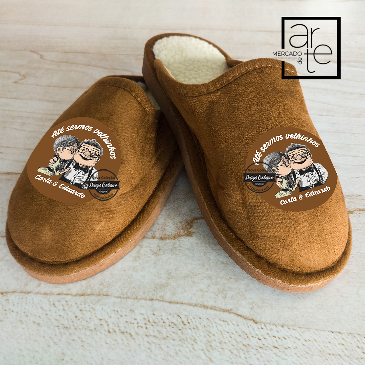 Novidade! Chinelos de quarto com pelinho de ovelha no interior super quentinhos! Ofereça conforto à sua cara metade com uma peça personalizada por si. Chinelos disponíveis do 40 ao 46. REF: MA-NAM449