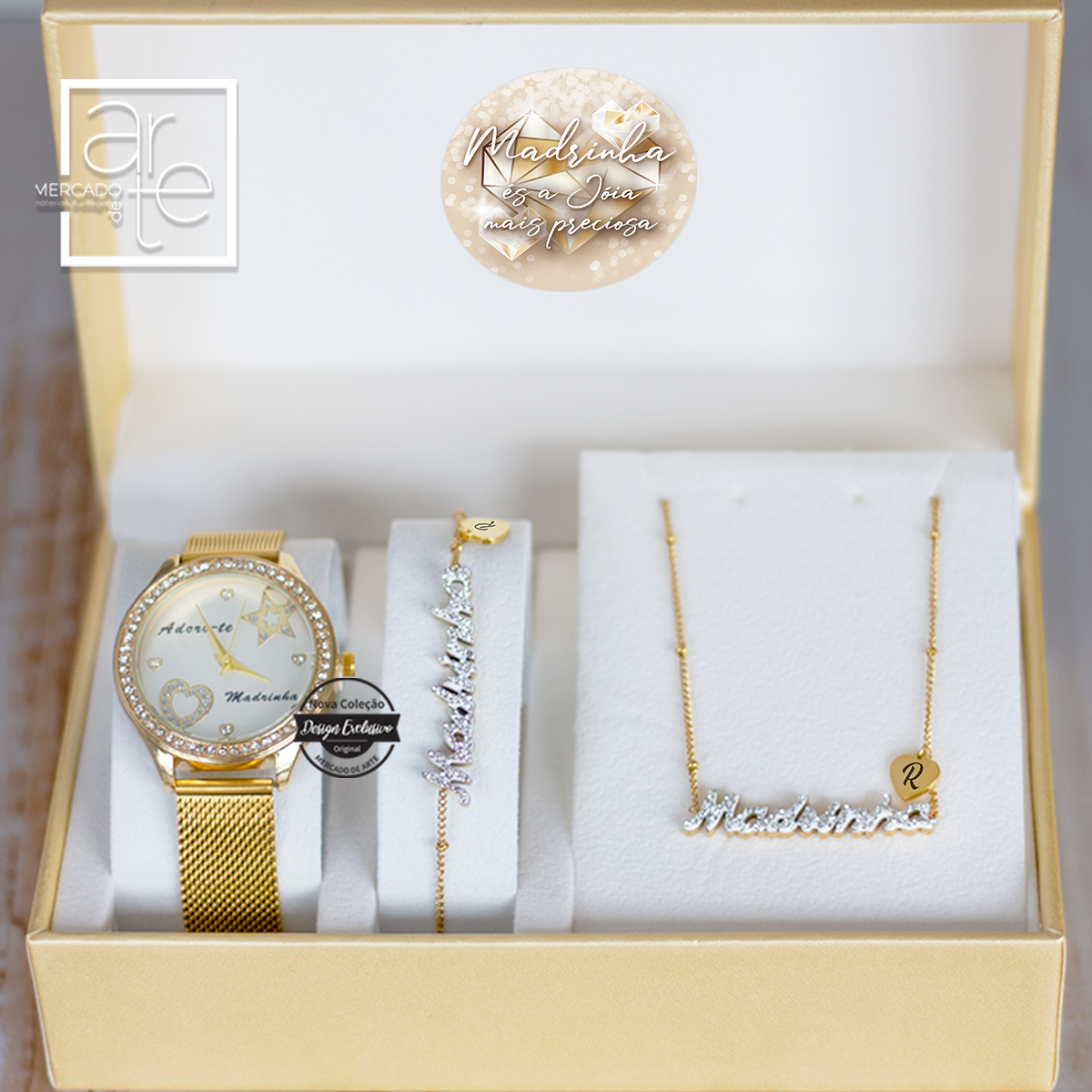 Conjunto super elegante inclui relógio com mostrador "Adoro-te madrinha", fio e pulseira em aço inóx e zircónias com a palavra madrinha recortada. Conjunto apenas personalizável na medalha da pulseira e fio com uma inicial. Inclui caixa de conjunto das 3 peças. REF:PAD168