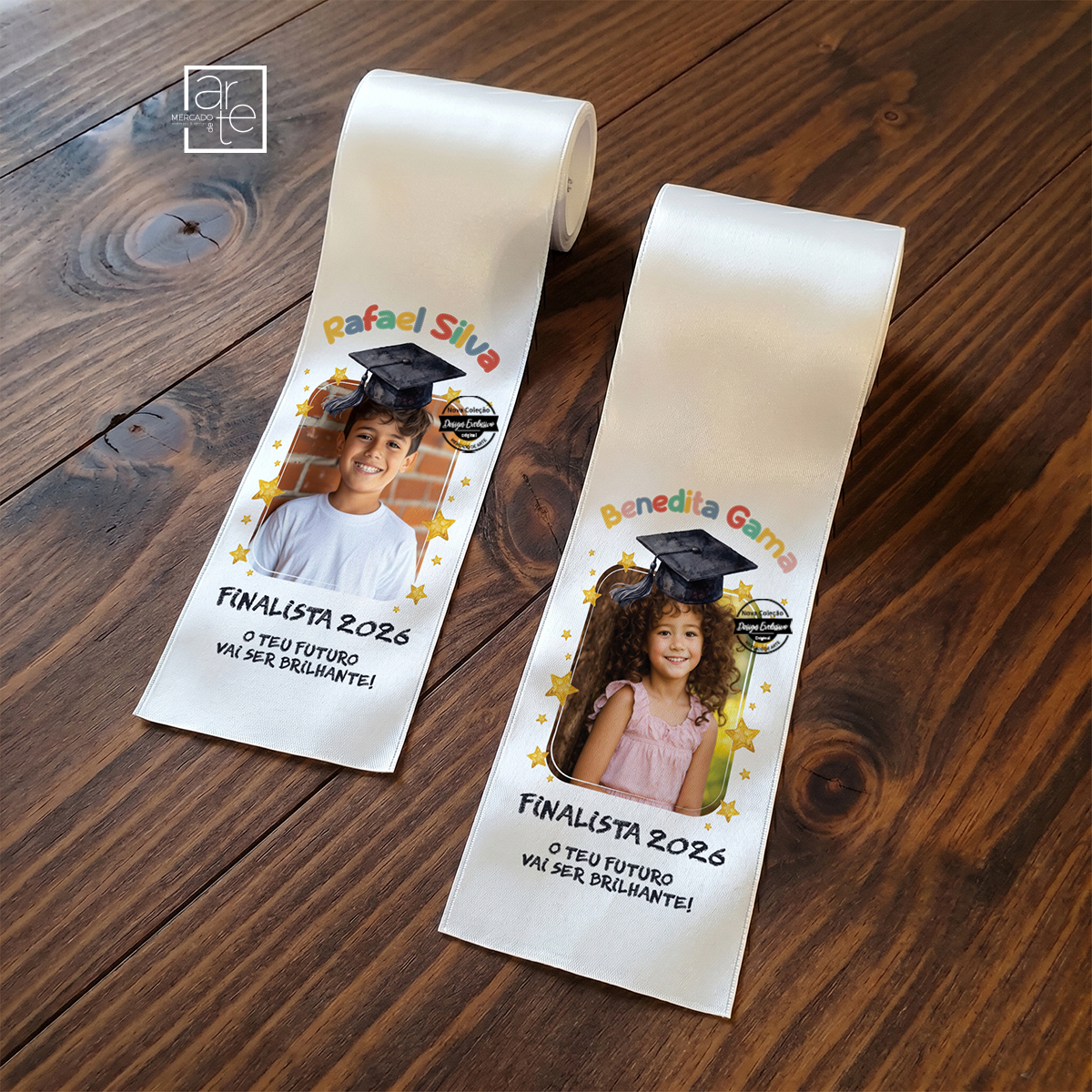 Celebra um momento inesquecível com uma lembrança única e cheia de brilho! 🎓✨
As nossas fitas para finalistas “O teu futuro vai ser brilhante” são perfeitas para homenagear os pequenos grandes vencedores desta etapa tão especial.
Com fotografia personalizada, decoração divertida e um toque académico irresistível, tornam qualquer lembrança de finalistas ainda mais memorável. 💫
Porque cada conquista merece ser celebrada em grande! 