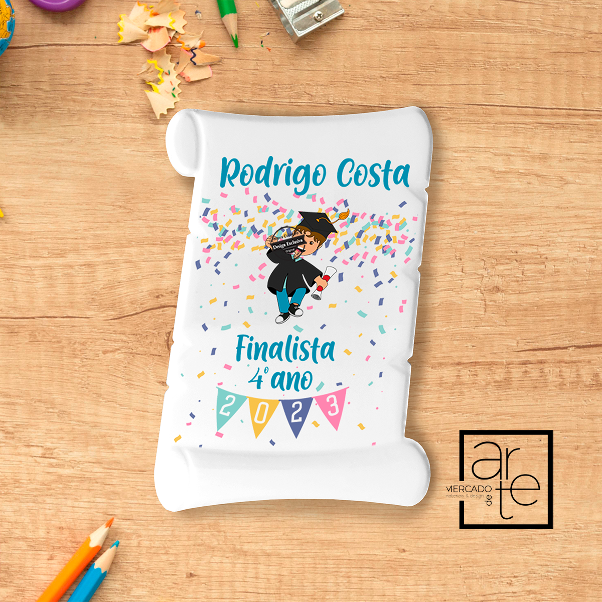 Novidade! Lembranças super especiais personalizadas por si para os finalistas de 4º ano. Íman diploma personalizável com frase que desejar. REF: CRI053 Material Iman cerâmica. Tamanho 6x8cm.