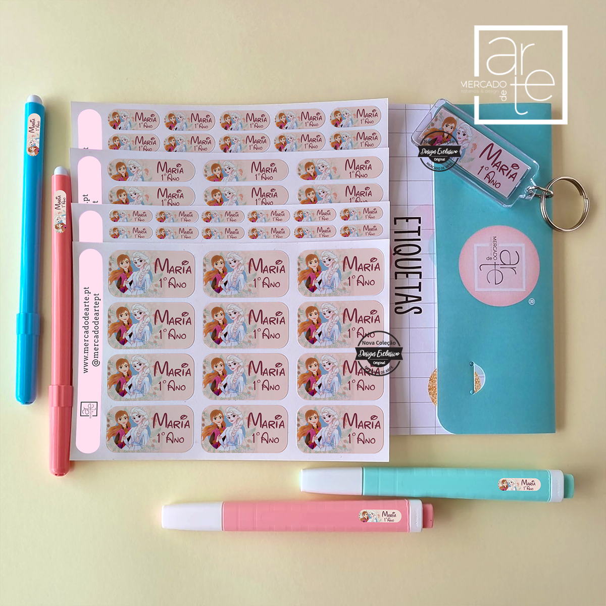 Etiquetas autocolantes para as nossas princesas terem um ano Fantástico. Podes personalizar com o tema que mais gostar. KIT " Regresso às aulas" composto por: - 24 Etiquetas Autocolantes grandes por exemplo para os livros, pastas... - 24 Etiquetas médias para por exemplo: cadernos, - 45 Etiquetas pequenas por exemplo para canetas. - 78 Etiquetas mini para canetas e lápis. - 2 Identificadores ideais para mochila e estojo. - 1 caixinha amorosa para guardares as tuas etiquetas.