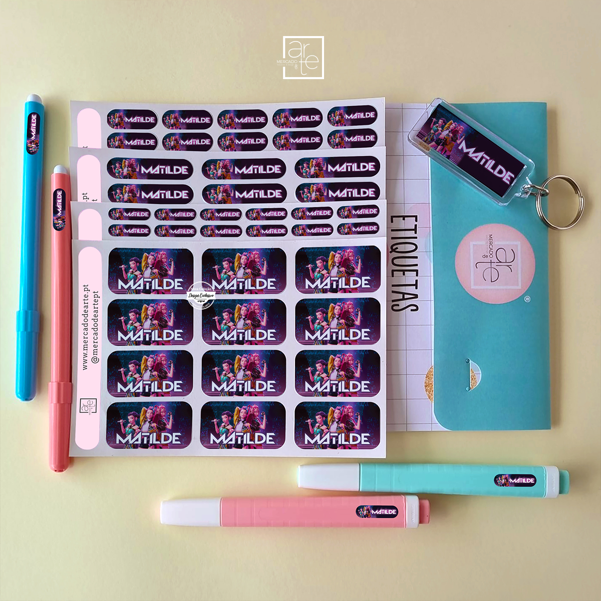 Leva o teu estilo para a escola com estas etiquetas personalizadas inspiradas nas guerreiras do K-Pop! Perfeita para fãs de música, animação e cultura coreana, esta garrafa combina um design moderno e colorido com a possibilidade de personalizar com o nome, tornando-a num acessório único para o regresso às aulas.
Ideal para a escola, atividades extracurriculares, passeios ou desporto, é leve, resistente e reutilizável, ajudando a manter a hidratação ao longo do dia. Um presente original para