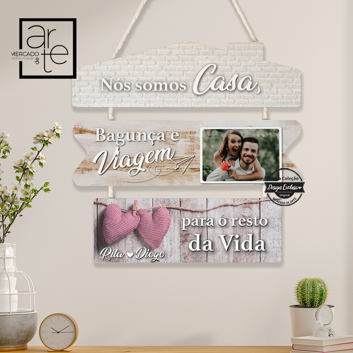 Novidade! Quadro triplo decoratico "Nós somos casa, bagunça e viagem para o resto da vida!" . Decore a sua casa com uma peça super especial personalizada por si. Pode personalizar com a frase e fotografia que desejar. REF: MA-NAM437 Material Madeira e fio de macramê. Medida aproximadamente 47x34cm.