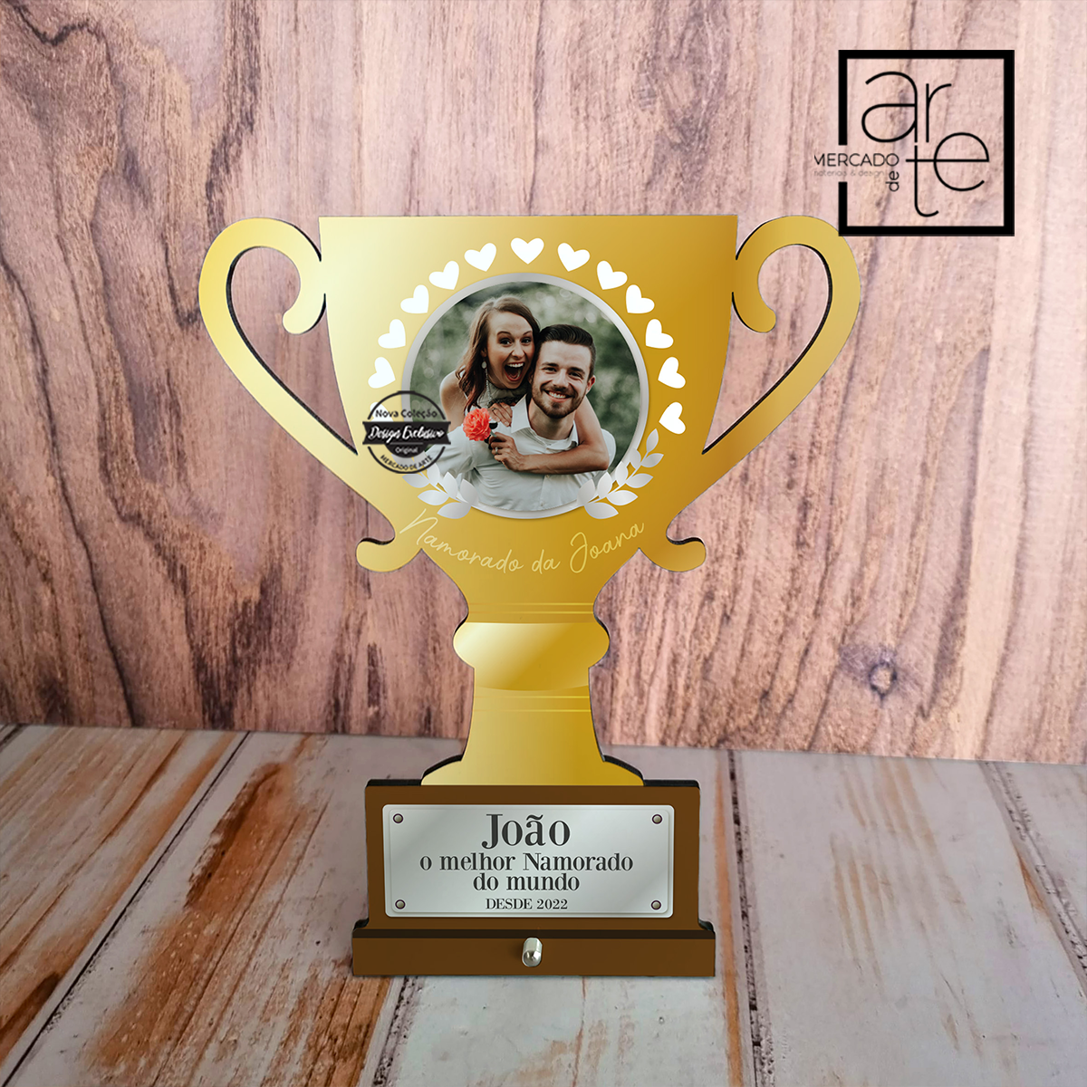 Para os namorados que merecem o 1º prémio. Moldura com gravação de alta qualidade de madeira em formato de taça. Escolha a sua frase e fotografia preferida e ofereça um presente super original e cheio de significado, personalizado por si. REF:MA-NAM442 Material Madeira. Medida 19.5x24cm. Suporte em aço inóx.