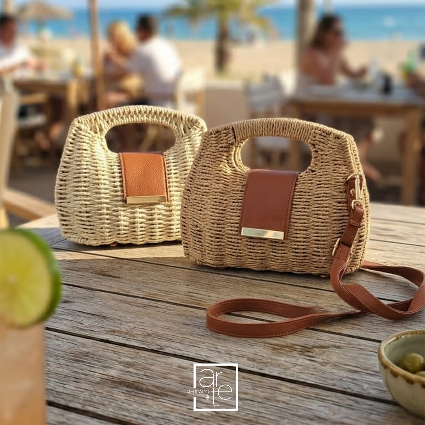 Mala em palha natural trabalhada modelo cesto, com forro em tecido com bolso, com opção de alça de mão estilo pochete e alça a tiracolo.
Disponível em beje e camel