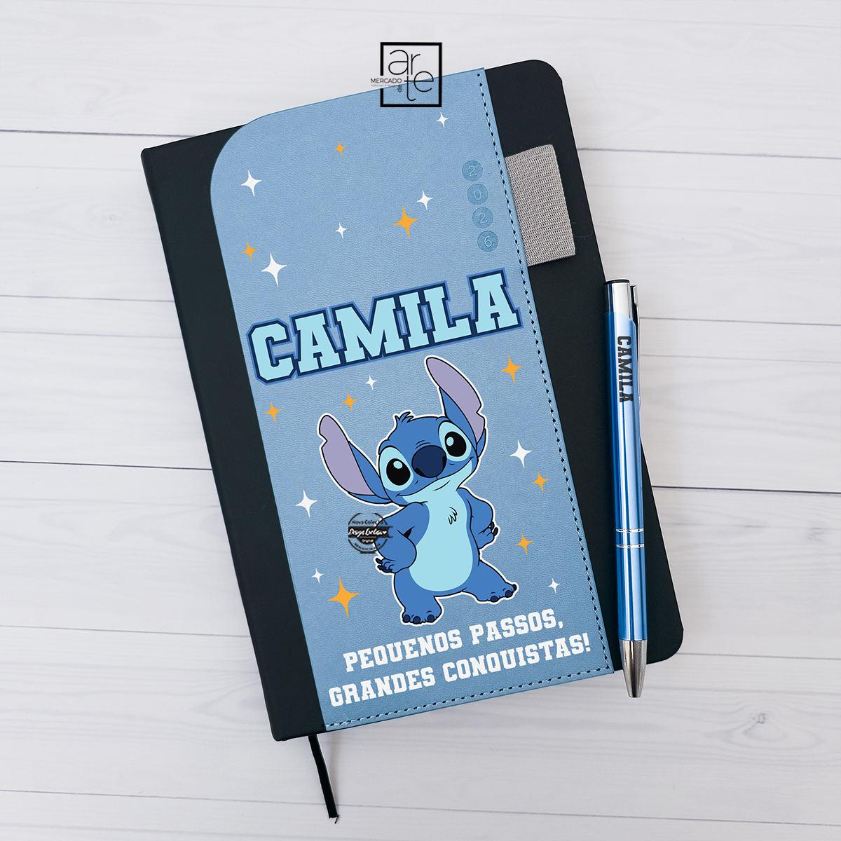 Agenda diária 2026 com caneta "Stitch"