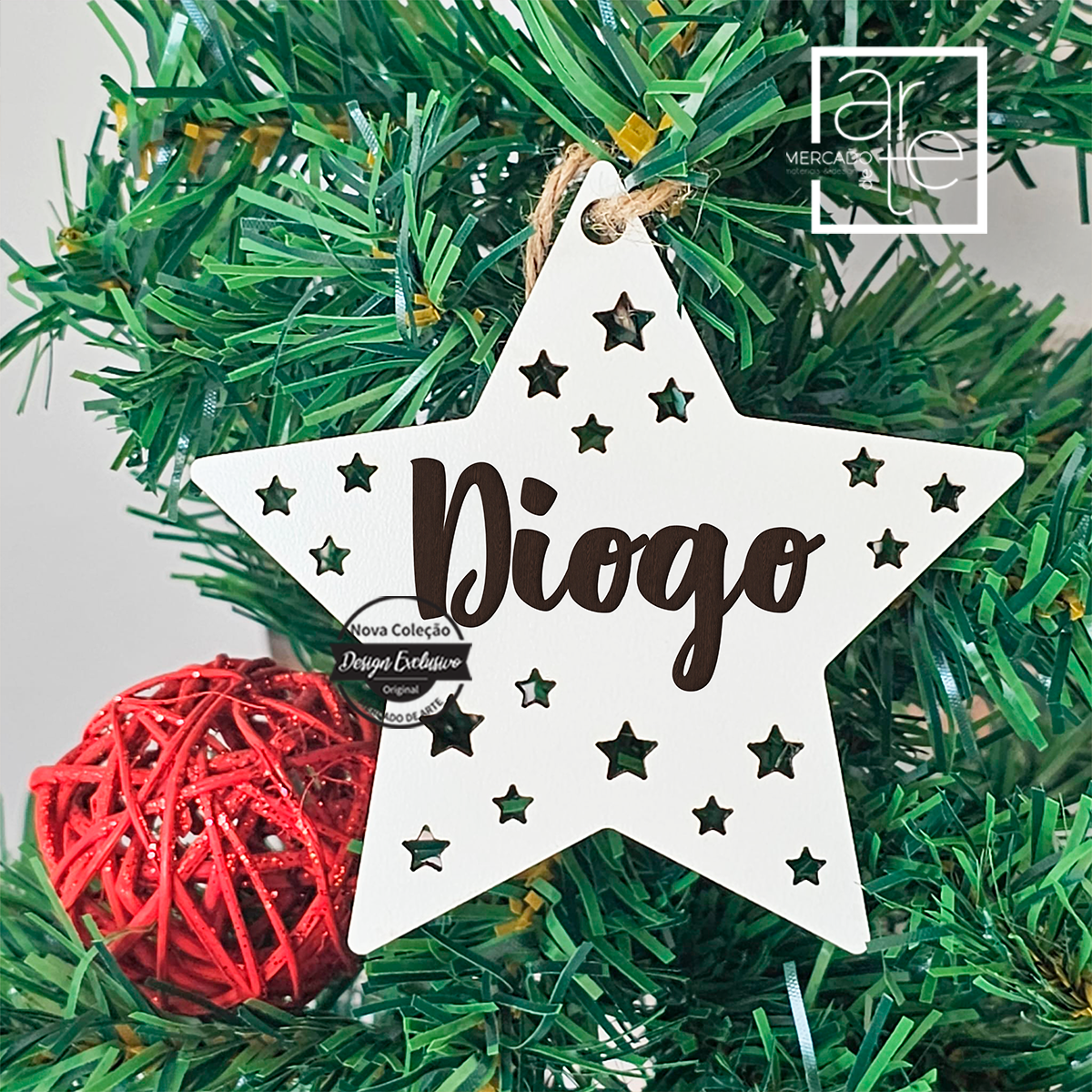 Novidade! Decore a sua árvore de natal com os nossos pendentes para árvore de natal em madeira recortada. Uma peça super económica e personaliza por si para decorar a sua árvore de Natal de forma super especial. REF: MA-NAT108 Material Madeira