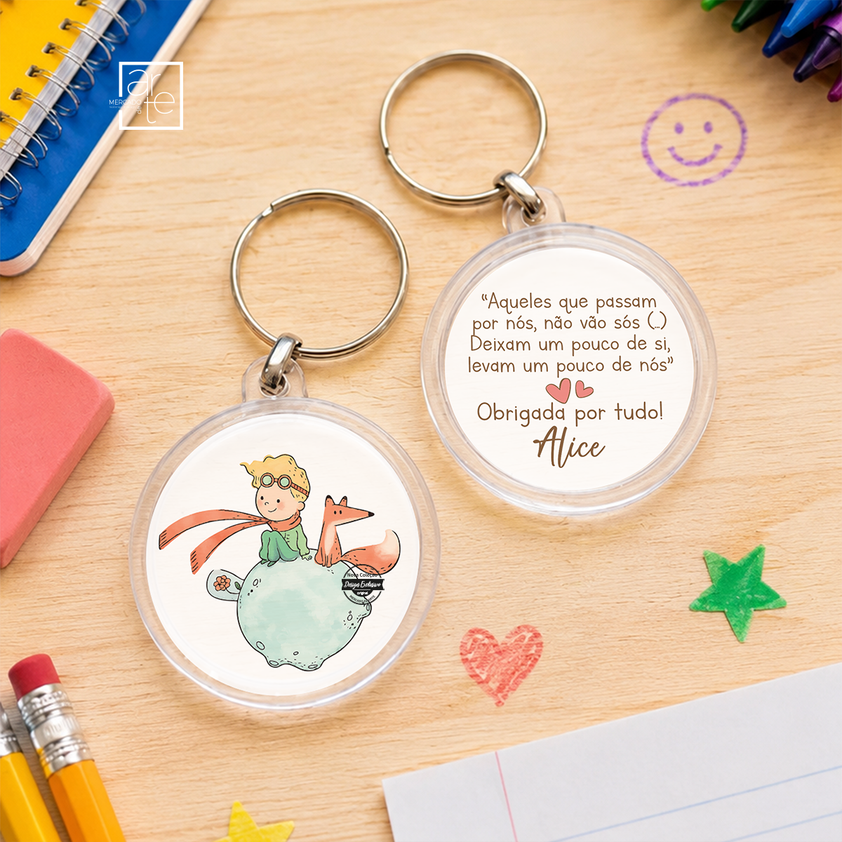 ✨ Torna cada momento ainda mais especial com os nossos artigos personalizados inspirados no universo mágico do Principezinho.
Porta chaves principezinho "Aqueles que passam por nós, não vão sós. Deixam um pouco de si, levam um pouco de nós" uma lembrança única, criada com carinho e personalizada nomes e/ou frase que desejar.
Porque, tal como o Principezinho nos ensinou, "o essencial é invisível aos olhos" - mas uma recordação feita à medida fica para sempre no coração. 💛