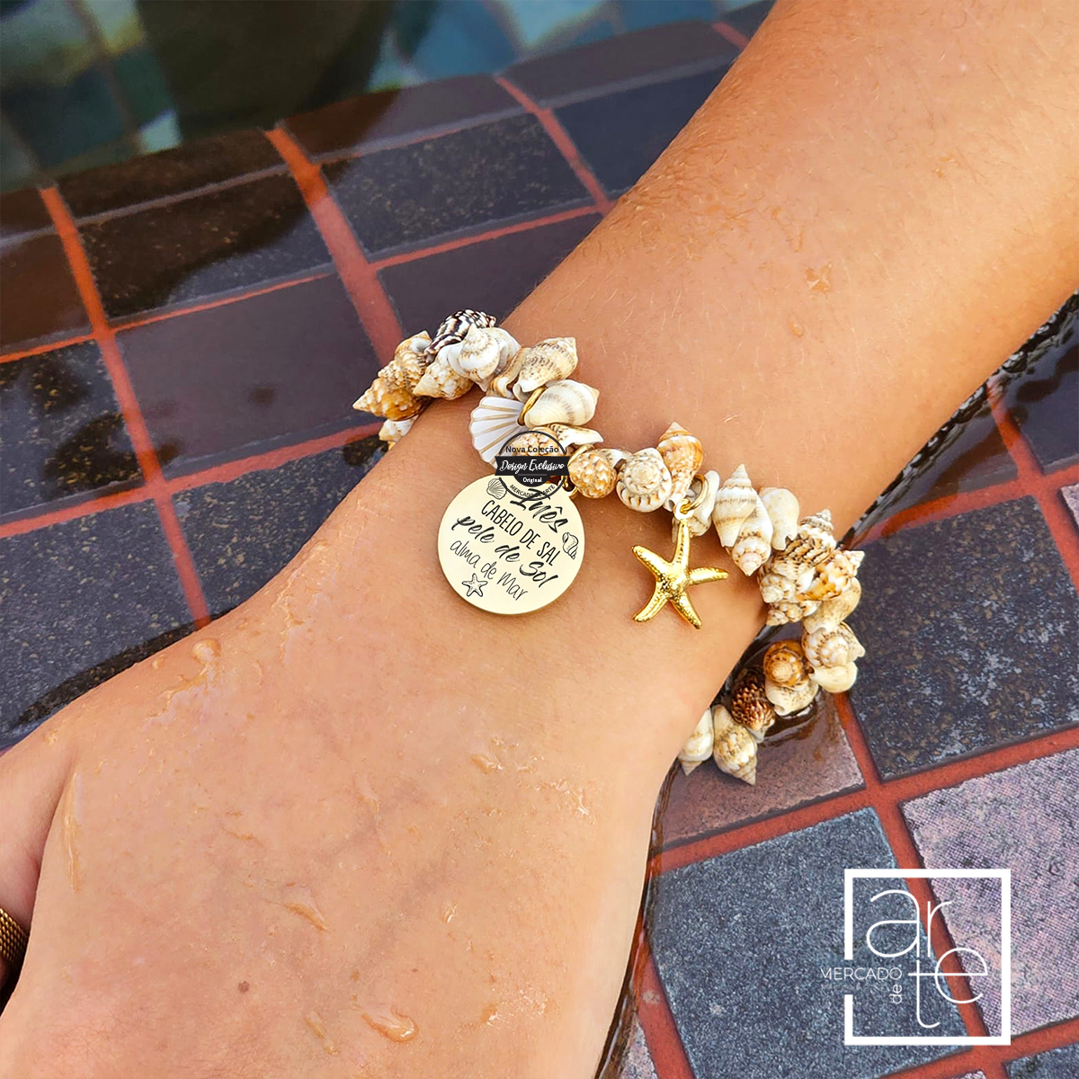 Novidade! Pulseira com búzios e conchas naturais "Cabelo de sal,pele se sal, alma de mar" complete o seu look de verão com uma peça inspirada no mar. Personalize a medalha como desejar. REF:VER108